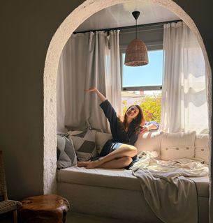 Burcu Özberk feet photo thumbnail