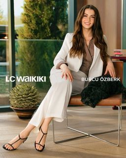 Burcu Özberk feet photo 3