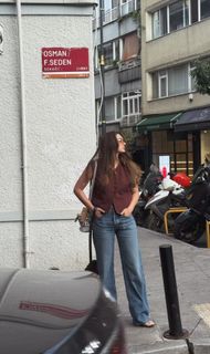 Burcu Özberk feet photo 1