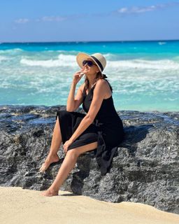 Bushra feet photo thumbnail