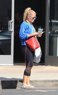 Busy Philipps feet photo thumbnail