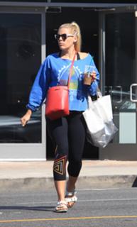 Busy Philipps feet photo thumbnail