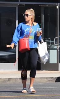 Busy Philipps feet photo thumbnail