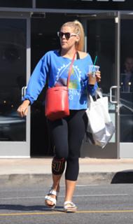 Busy Philipps feet photo thumbnail