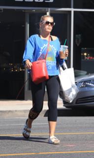 Busy Philipps feet photo thumbnail