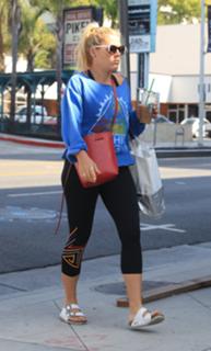 Busy Philipps feet photo thumbnail