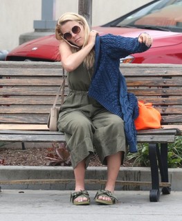 Busy Philipps feet photo thumbnail