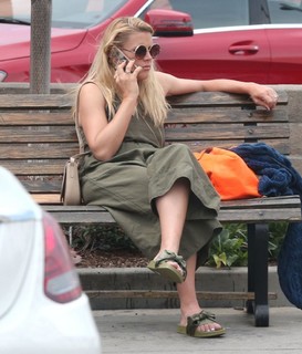 Busy Philipps feet photo thumbnail
