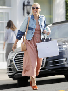 Busy Philipps feet photo thumbnail