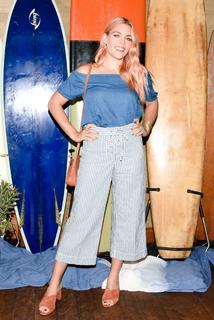 Busy Philipps feet photo thumbnail
