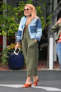 Busy Philipps feet photo thumbnail