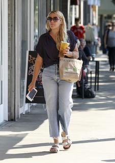 Busy Philipps feet photo thumbnail