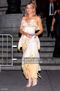 Busy Philipps feet photo thumbnail