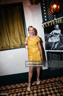Busy Philipps feet photo thumbnail