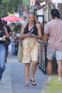 Busy Philipps feet photo thumbnail