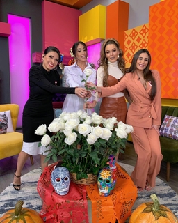 Bárbara Islas feet photo thumbnail