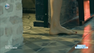 Büsra Develi feet photo 3