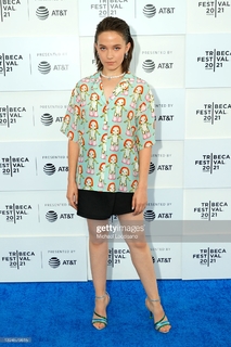 Cailee Spaeny feet photo thumbnail