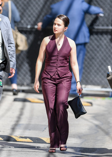 Cailee Spaeny feet photo thumbnail
