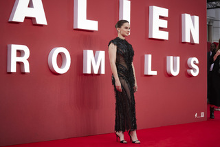 Cailee Spaeny feet photo thumbnail