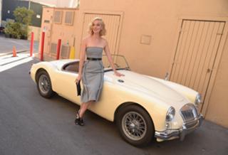 Caitlin FitzGerald feet photo thumbnail