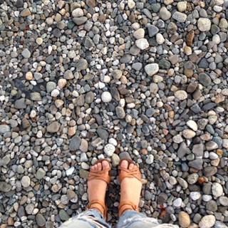 Caitlin FitzGerald feet photo thumbnail