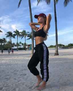 Caitlin O'Connor feet photo 12