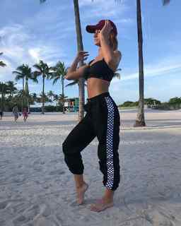 Caitlin O'Connor feet photo 11