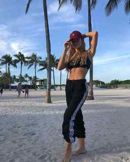 Caitlin O'Connor feet photo 10