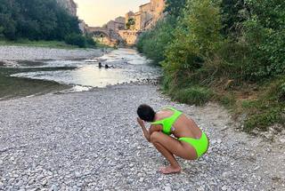 Caitlin Stasey feet photo thumbnail