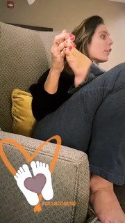 Caitlin Stasey feet photo thumbnail