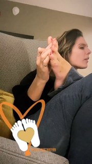Caitlin Stasey feet photo thumbnail