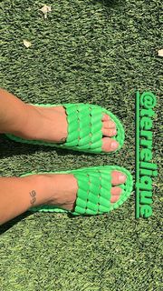 Caitlin Stasey feet photo thumbnail