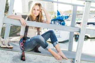 Caitlin Upton feet photo 10