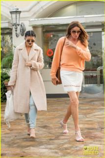 Caitlyn Jenner feet photo thumbnail