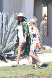 Caitlyn Jenner feet photo thumbnail