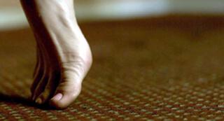 Caity Lotz feet photo thumbnail