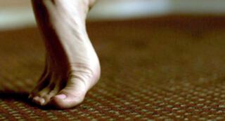 Caity Lotz feet photo thumbnail