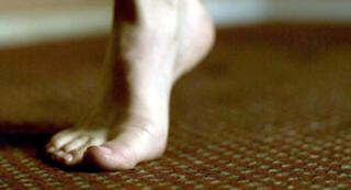 Caity Lotz feet photo thumbnail