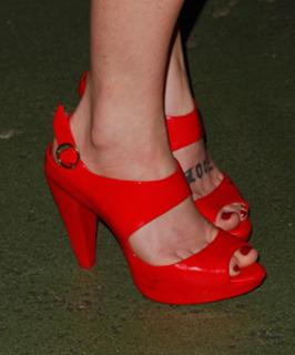 Caity Lotz feet photo thumbnail