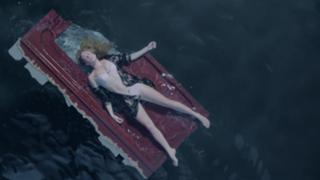 Caity Lotz feet photo thumbnail