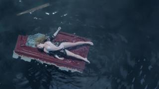 Caity Lotz feet photo thumbnail