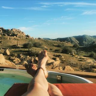 Caity Lotz feet photo thumbnail