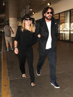 Caity Lotz feet photo thumbnail