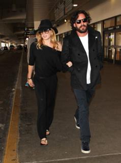 Caity Lotz feet photo thumbnail