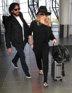 Caity Lotz feet photo thumbnail