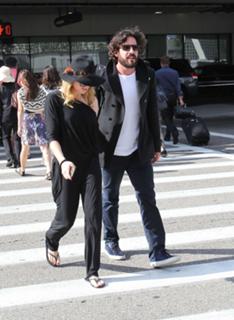 Caity Lotz feet photo thumbnail