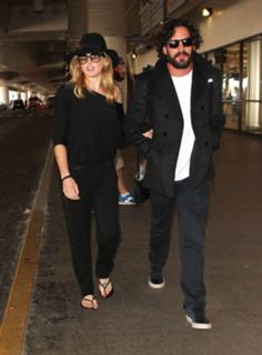 Caity Lotz feet photo thumbnail