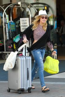 Caity Lotz feet photo thumbnail
