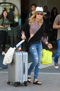Caity Lotz feet photo thumbnail